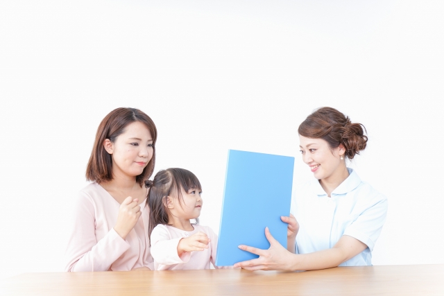 診察を受ける親子