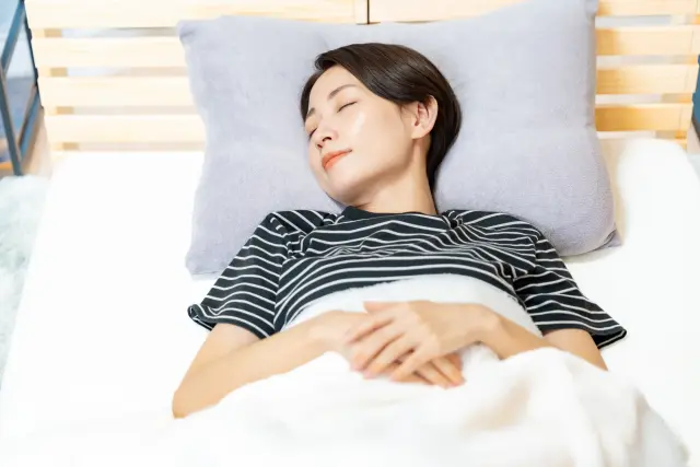 寝る女性