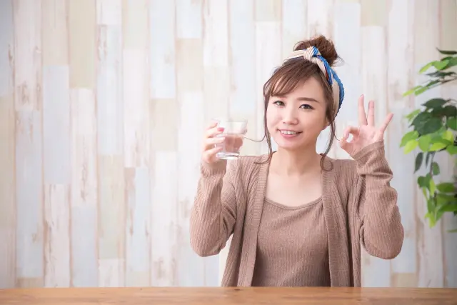 部屋着で水分補給する女性