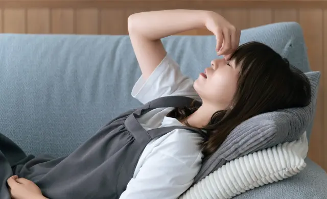 横になる女性