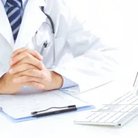 診察する医者