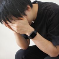 頭を抱える男性