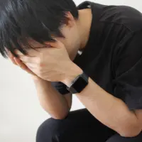 頭を抱える男性
