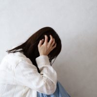 頭を抱える女性