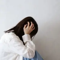頭を抱える女性