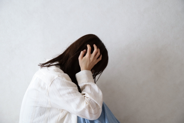 頭を抱える女性