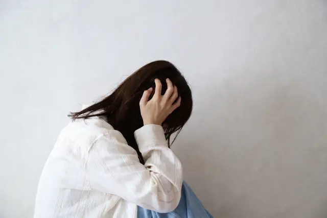頭を抱える女性