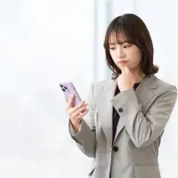 悩む女性