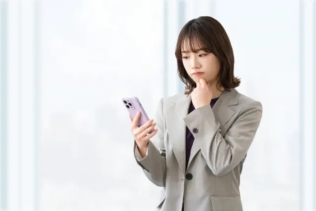 悩む女性
