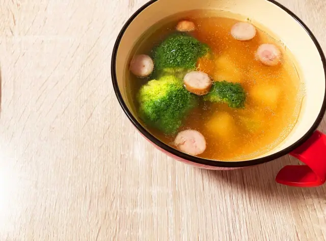 適応障害の家族に、言葉ではなく温かい食事を用意して支える様子