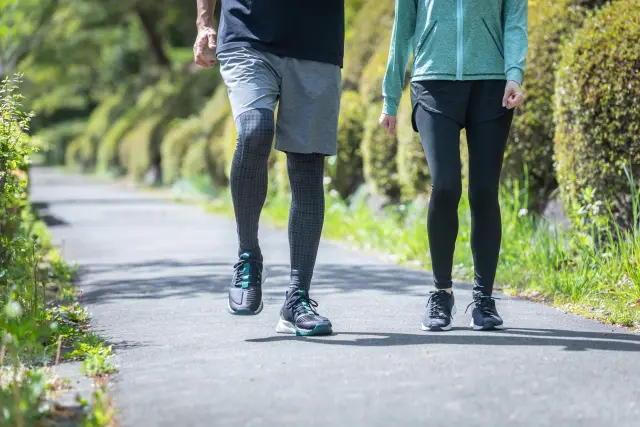 統合失調症の運動療法として無理のないペースで歩く人