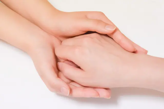支える 手