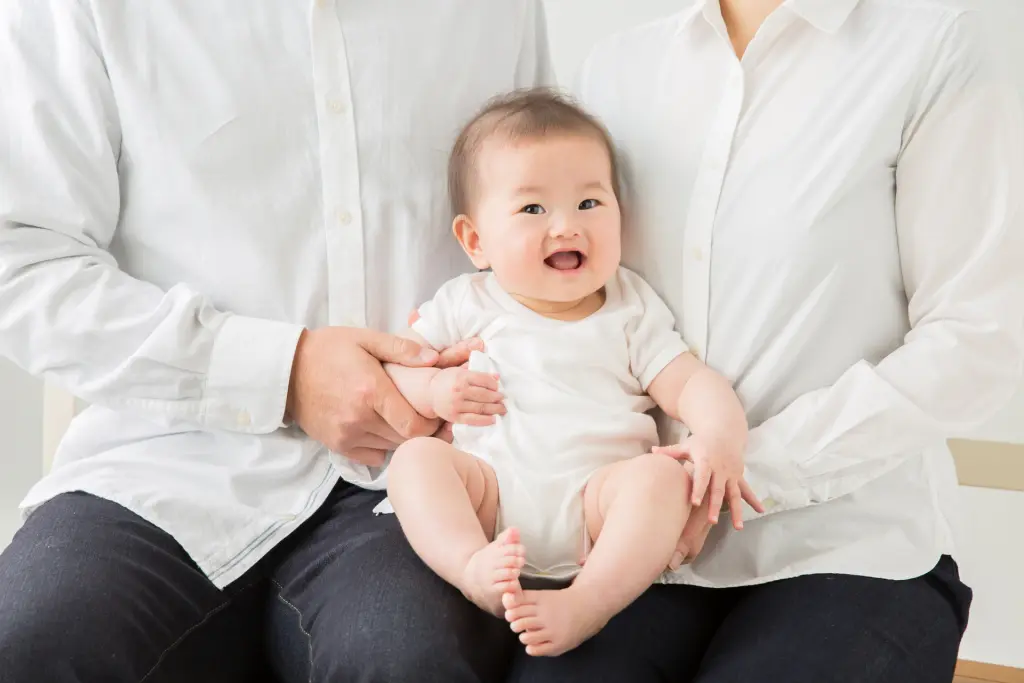 親子関係とDNA鑑定について話し合う夫婦のイメージ