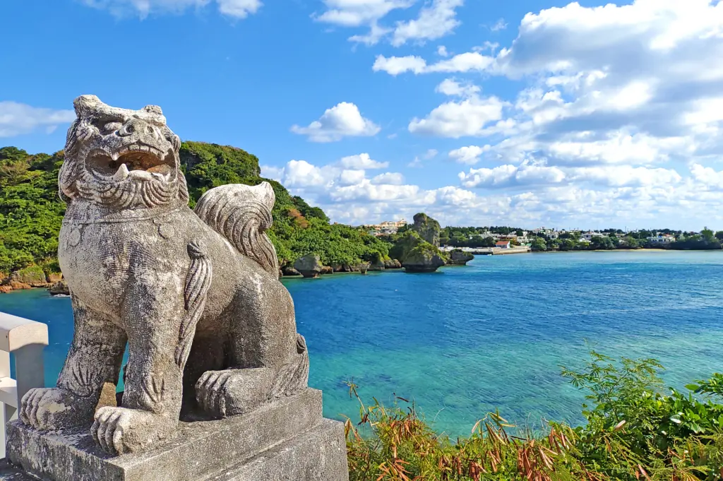 沖縄のシーサーと海の風景