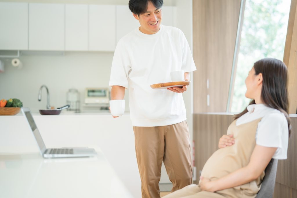 妊婦 夫婦 飲み物 PC 笑顔