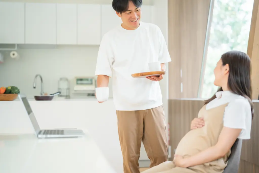 妊婦 夫婦 飲み物 PC 笑顔