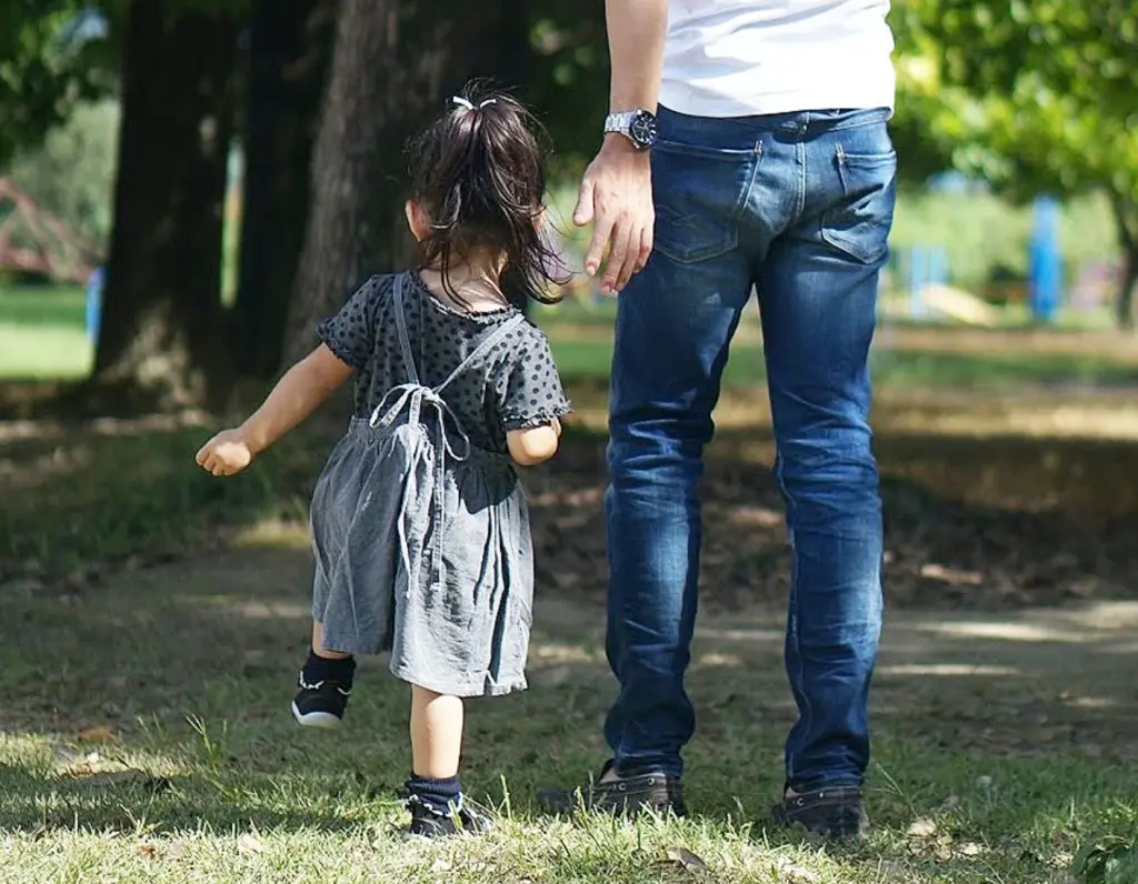 親子鑑定の結果を確認する父と子のイメージ