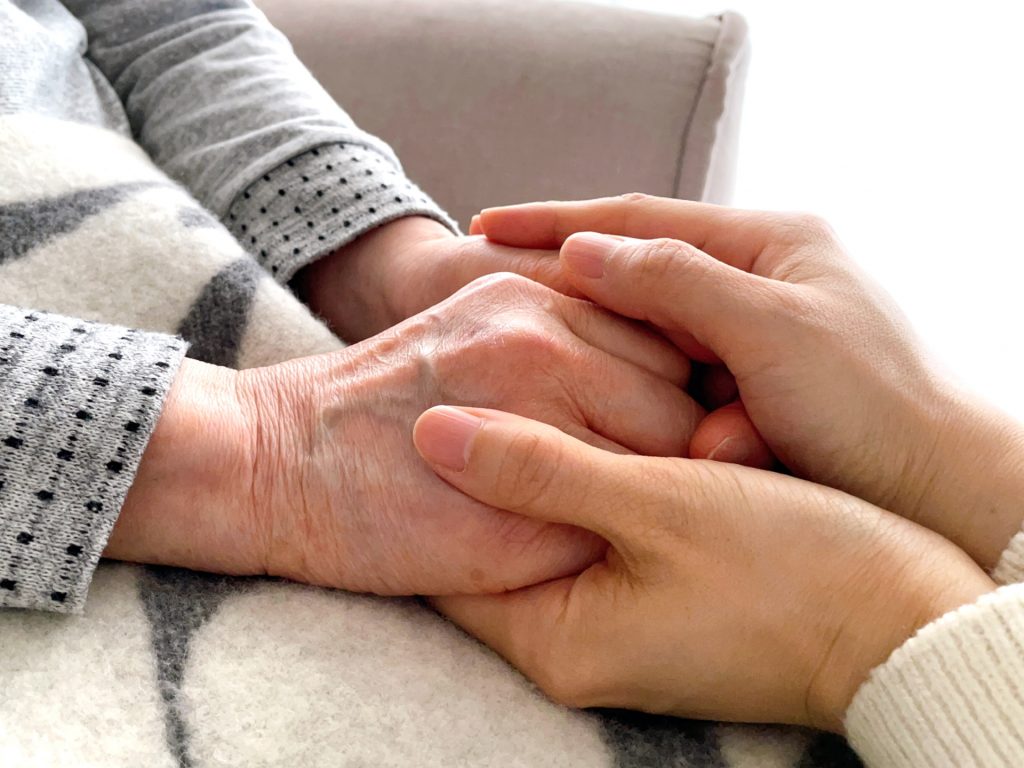 手を握る　老人　