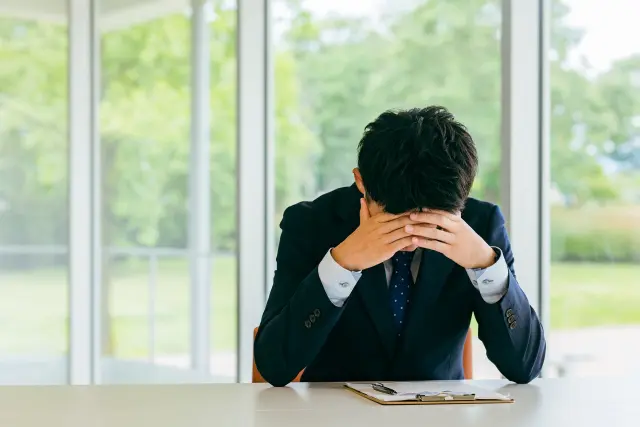夫婦関係の悩みを抱える男性のイメージ