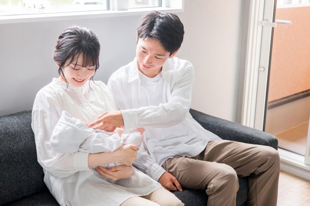 親子 夫婦 赤ちゃん 乳児 笑顔