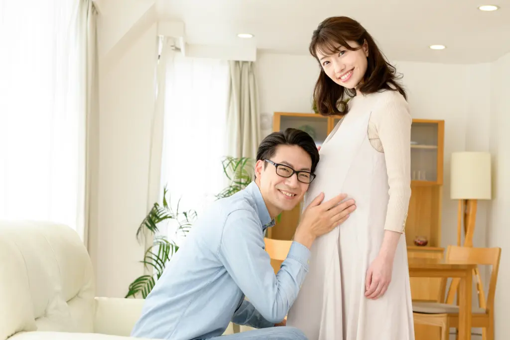 妊婦　夫婦　笑顔