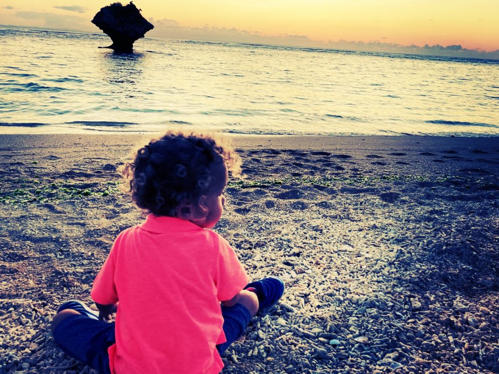 子ども 子 海辺 外国籍