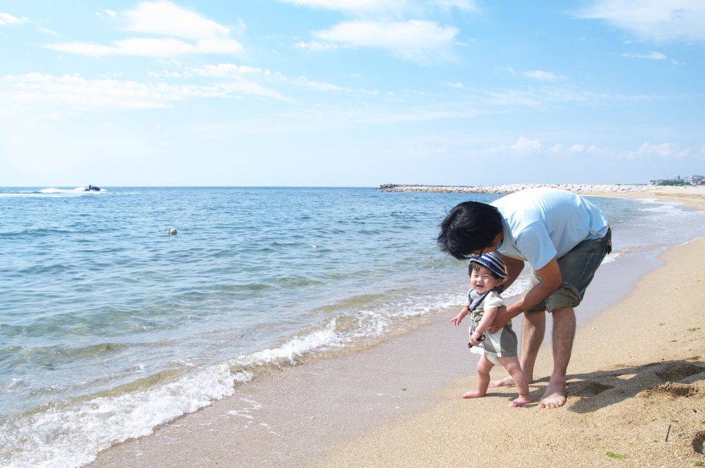 父 子 海辺 親子