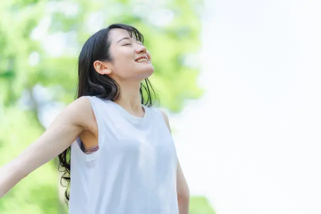 外の空気を吸う女性