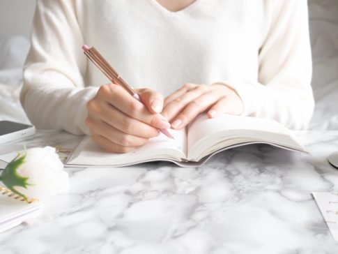 ノートにまとめる女性