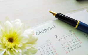 妊娠期間とは？週数と出産予定日の正しい計算方法　花　万年筆　カレンダー　写真