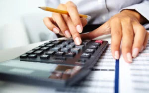 妊娠・出産時の医療費控除｜計算・申請方法まとめ　電卓　鉛筆　写真