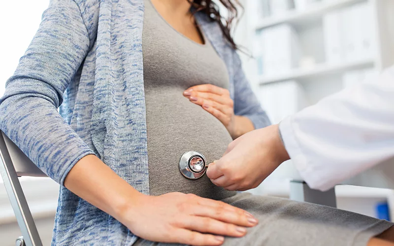 妊娠糖尿病とは？健診で指摘されてしまったら気を付けるべきこと　妊婦　医師　診察　写真