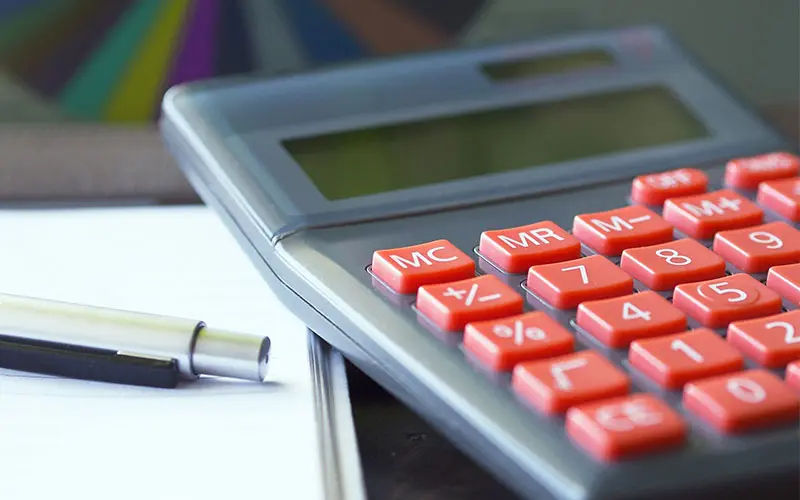 妊娠したけどお金が心配。チェックしておきたい助成金　電卓　写真