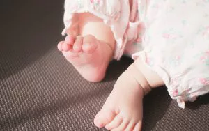  18番染色体トリソミー(エドワーズ症候群)とは？特徴や起こり得る症状、治療法や予後について　赤ちゃん　足　写真