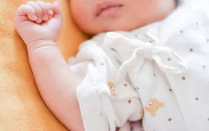  クラインフェルター症候群（47,XXY）とは？　赤ちゃん　手　腕　写真