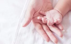 グレイグ尖頭多合指症候群 (GCPS)はGLI3遺伝子の欠失により発症する　親子　手　写真