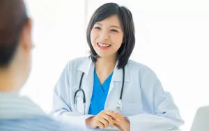 新型出生前診断(NIPT)を受けるべき？メリットとデメリットを解説　医師　写真