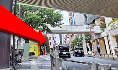 駅からすぐに1Fへ降りるルート1