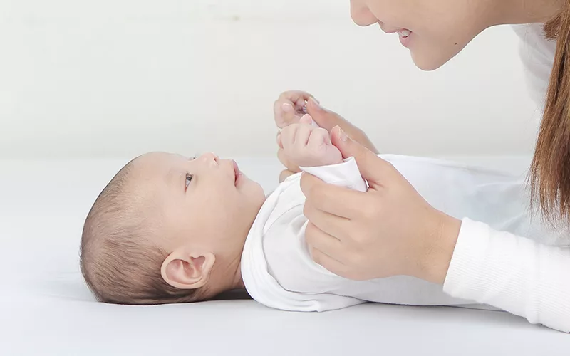 セートレ・ヒョッツェン症候群（Saethre-Chotzen症候群）なら、赤ちゃんの頭の形は自然に治りません　赤ちゃん　母　写真