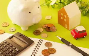 検査別・出生前診断にかかる費用は？　電卓　ボールペン　お金　貯金箱　ブタ　写真