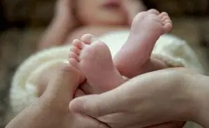 先天性疾患とは？　赤ちゃん　足　写真