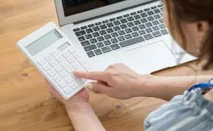 先天性疾患の家族への助成金。政府の対応とは？　電卓　パソコン　計算　写真