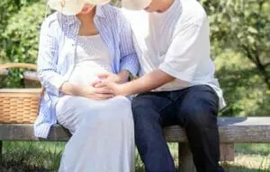 高齢出産は35歳から？40歳から？障害やダウン症リスクと対策の最新情報　妊婦　夫婦　カップル　写真