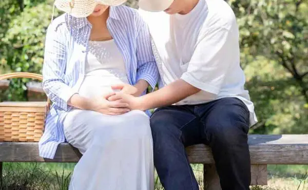 高齢出産は35歳から？40歳から？障害やダウン症リスクと対策の最新情報　妊婦　夫婦　カップル　写真