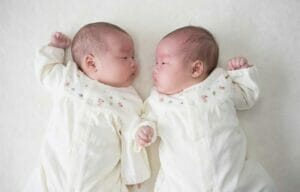 双子の不思議‐多胎妊娠の確率から一卵性・二卵性双子のお腹の中の様子や障害の確率などを解説【医師監修】