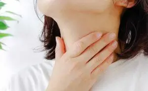 妊娠と甲状腺疾患　女性　首　手　写真