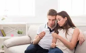 不妊治療で妊娠する確率と種類　夫婦　カップル　妊娠検査薬　写真