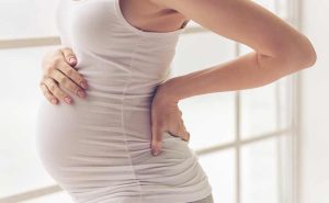 妊娠中の腰痛、何が原因？【医師監修】