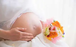 妊娠後期の過ごし方　妊婦　お腹　花束　写真