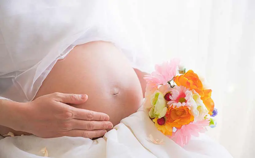 妊娠後期の過ごし方　妊婦　お腹　花束　写真
